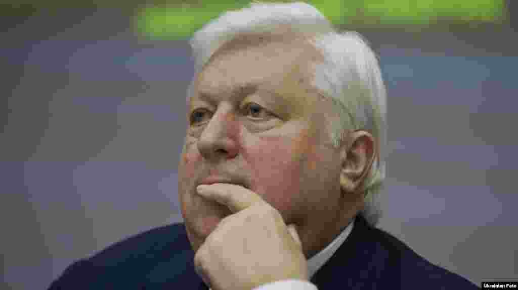 Генпрокурор Украины Виталий Ярема 2 августа заявил о проверке информации о получении экс-генпрокурором страны Виктором Пшонкой гражданства Казахстана. Пшонка в Украине обвиняется в присвоении бюджетных средств, злоупотреблении властью и взяточничестве. По информации советника министра внутренних дел Украины Антона Геращенко, проверяются сведения также о том, что кроме экс-генпрокурора Виктора Пшонки гражданство Казахстана пытаются получить его сын Артем, а также украинские бизнесмены и политики Сергей Арбузов, Александр Клименко и Сергей Курченко. 