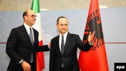 Ангелино Алфано аз чап ва вазири хориҷаи Албания - Дитмир Бушатӣ - аз рост