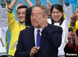 Нурсултан Назарбаев во время съезда партии «Нур Отан» в столице в апреле 2019 года.