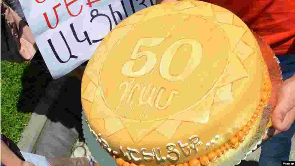 Aksiyaçılar özləriylə merə çatdırılmaq üçün tort da gətiriblər. Tortun üstündə belə yazılıb: “50 dram, yeyin, zəhəriniz olsun”. Amma polis aksiyaçılara meriya binasına daxil olmağa imkan verməyib.