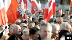 Участники манифестации в Варшаве - по случаю пятой годовщины смоленской катастрофы 