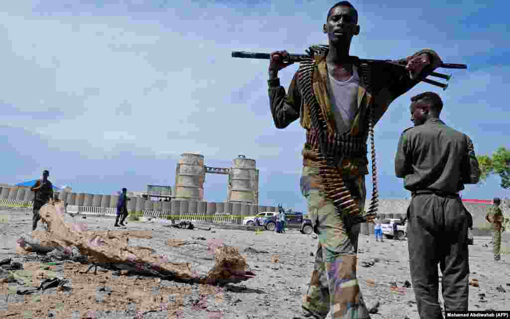 СОМОАЛИЈА - Познатиот сомалиски исламски лидер, Шеик Абдивели Али Елми и најмалку 17 негови следбеници биле убиени во напад врз неговиот дом во градот Галкајо, соопшти полицијата.