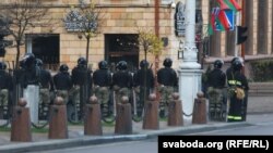 Во центарот на Минск има многу полиција, а безбедносните сили приведоа неколку лица само неколку минути по почетокот на протестот.