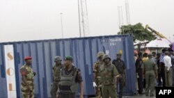 سربازان نیجریه‌ای در حال حفاظت از کانتینرهای اسلحه