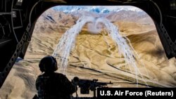 یک طیاره فوای هوایی امریکا ده بار مواضع طالبان را در غزنی بمباران کرده است