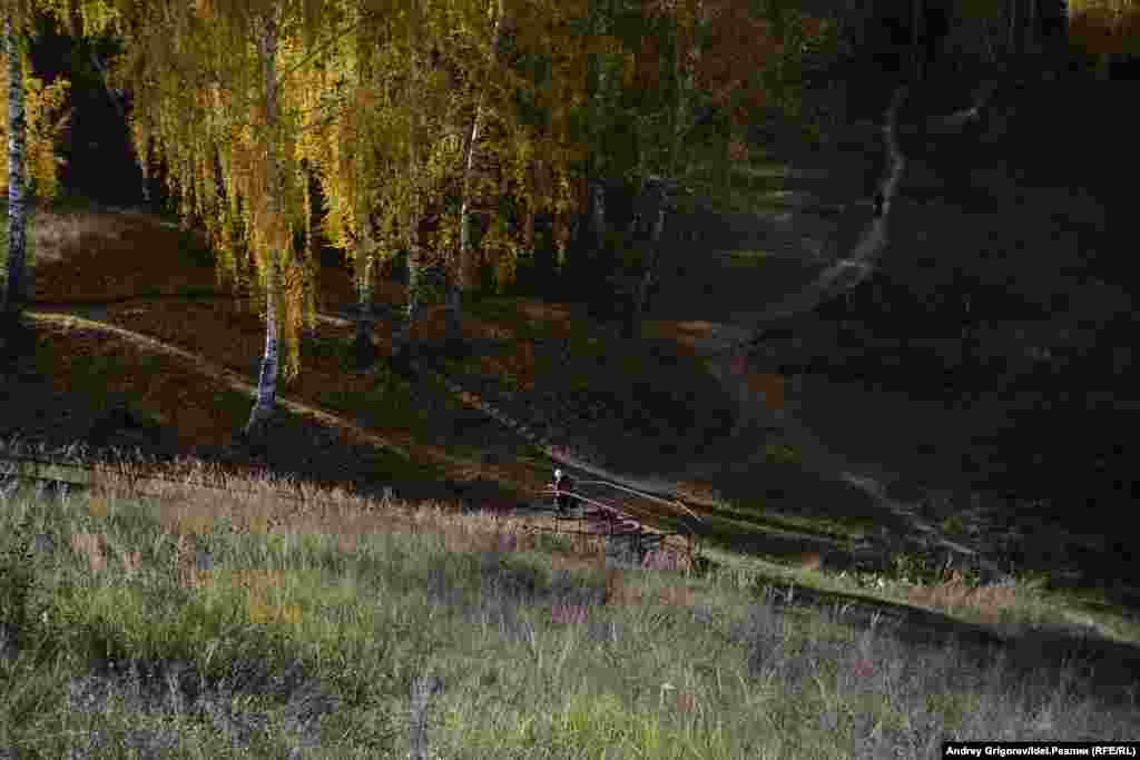 Дорога к роднику. Вид с насыпи.&nbsp;Местные жители называют старую&nbsp; насыпь недостроенной железной дороги дамбой. Она настолько органично вписана в местный рельеф, что, лишь приглядевшись, можно догадаться об искусственном происхождении возвышенности. Сегодня это самый короткий путь из Дербышек в Сосновку, Нагорный, Новую Сосновку и Аки. На машинах здесь ездят с опаской. Чаще местные передвигаются по старинке&nbsp;&mdash; пешком, почти так же, как раньше ходили из одной деревни в другую. &nbsp;