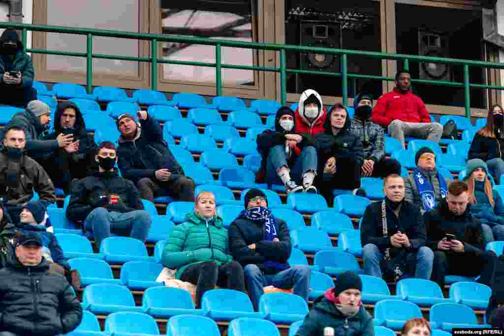 На стадыёне з мэгафону нагадваюць пра эпідэміялягічную сытуацыю, рассаджвацца прапануюць у шахматным парадку з захаваньнем дыстанцыі ня менш як 2 мэтры.