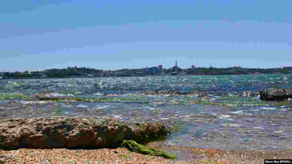 Пляж у бухты Матюшенко расположен между Михайловской казематированной батареей и мысом Радиогорка в Севастополе