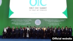 Групповой снимок участников саммита Организации исламского сотрудничества. Астана, 10 сентября 2017 года.