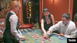Russia -- People play roulette at a casino in Rostov na Donu, 07Jul2007