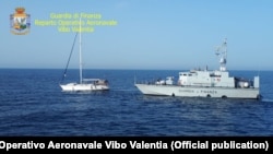 Патруль італійської поліції біля берегів Калабрії виявив човен, яким прибули нелегали
