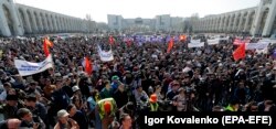 Садыр Жапаровты түрмеден босатуды талап еткен шеруге қатысушылар. Бішкек, 2 наурыз 2020 жыл.