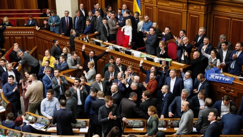 Украински пратеник заврши во болница по тепачка во Парламентот