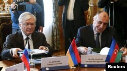 Russia -- Armenian Foreign Minister Edward Nalbandian (L) and his counterpart from Azerbaijan Elmar Mammadyarov sit together at a session of the Council of Foreign Ministers of the Commonwealth of Independent States (CIS) in Moscow, April 8, 2016