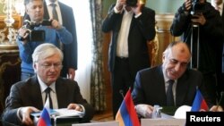 Russia -- Armenian Foreign Minister Edward Nalbandian (L) and his counterpart from Azerbaijan Elmar Mammadyarov sit together at a session of the Council of Foreign Ministers of the Commonwealth of Independent States (CIS) in Moscow, April 8, 2016