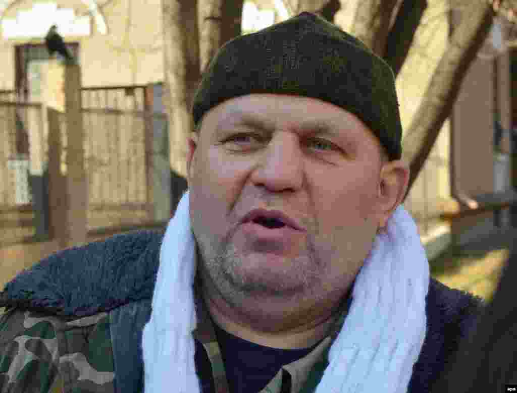 25 марта один из лидеров «Правого сектора» Александр Музычко, известный как Саша Белый, был смертельно ранен в ходе милицейской операции по задержанию членов преступной группировки в Ровенской области. Александр Музычко был лидером националистического движения «Правый сектор» в Западной Украине. В России против него было возбуждено уголовное дело по подозрению в убийстве российских военных в Чечне. Музычко был телохранителем первого президента Чечни Джохара Дудаева. Сторонники Музычко провели акцию протеста у здания парламента в Киеве, требуя наказать виновных в его смерти и отправить в отставку министра внутренних дел Украины Арсена Авакова.