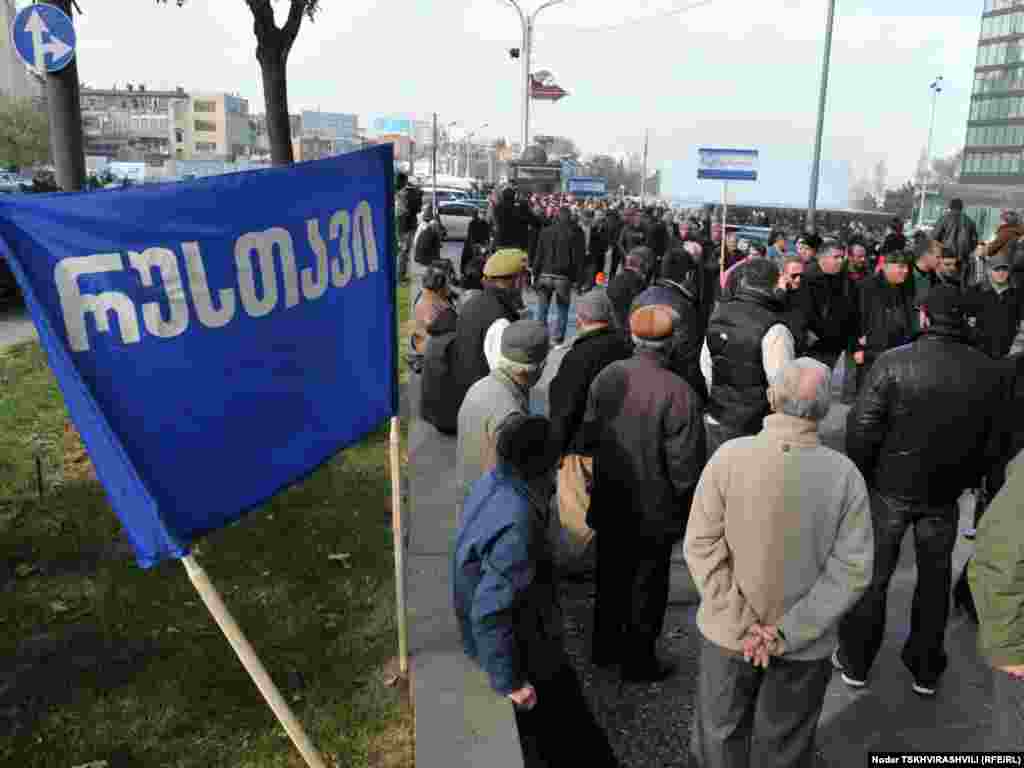 სახალხო კრების რუსთაველი მონაწილეები. 25 ნოემბერი - 25 ნოემბერს თბილისში წარმომადგენლობითი სახალხო კრება გაიმართა. მეორე დღეს, 26 ნოემბერს პარლამენტის შენობასთან კვლავ შეიკრიბნენ წარმომადგენლობითი სახალხო კრების მონაწილენი და მათი მხარდამჭერი ოპოზიციური პარტიების ლიდერები.