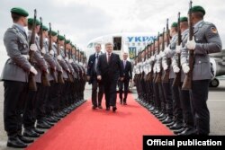 Президент України Петро Порошенко у момент прибуття із візитом до Німеччини, 20 травня 2017 року