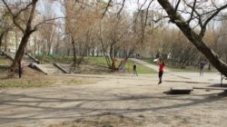 Молодь відпочиває у Русанівському парку, 28 березня 2020 року