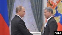 Владимир Путин вручает Олегу Газманову орден "За заслуги перед Отечеством"