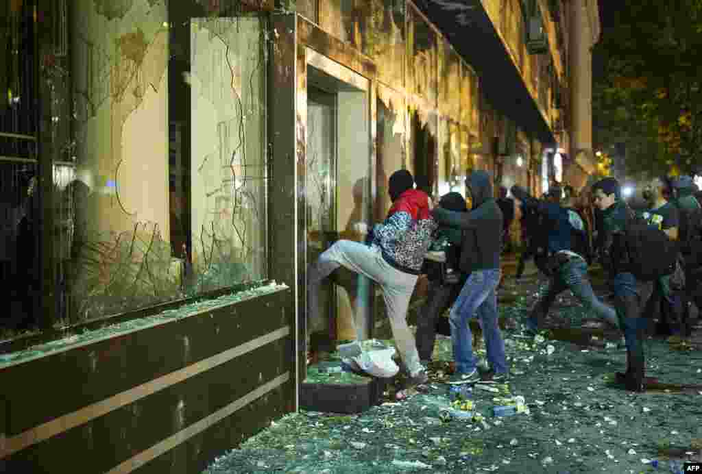 Protestçiler Makedoniýanyň prezidenti Gjorge Iwanowyň jemgyýetçilik ofisine dyzaýar, 13-nji aprelde müňlerçe adam onuň işden çekilmegini talap etdi. (AFP/Robert Atanasovski)