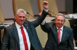 Нынешний и бывший президенты Кубы Мигель Диас-Канель и Рауль Кастро