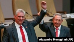 رائول کاسترو (سمت راست) و میگل دیاز کانل، رئیس‌جمهوری جدید کوبا