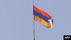 Nagorno-Karabakh -- the unrecognized republic's flag flies over the presidential building in Stepanakert, 18Jun2000