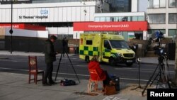 Մեծ Բրիտանիա - Լրագրողները Սեյնթ Թոմաս հիվանդանոցի մոտ, որտեղ բուժվում է վարչապետ Բորիս Ջոնսոնը, Լոնդոն, 8-ը ապրիլի, 2020թ.