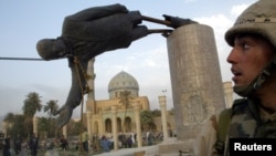 سقوط تمثال صدام بساحة الفردوس ببغداد في 9 نيسان 2003