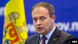 Moldova -- Moldovan Parliament Speaker Andrian Candu at a joint briefing with Prime Minister in Chisinau, November 8, 2016