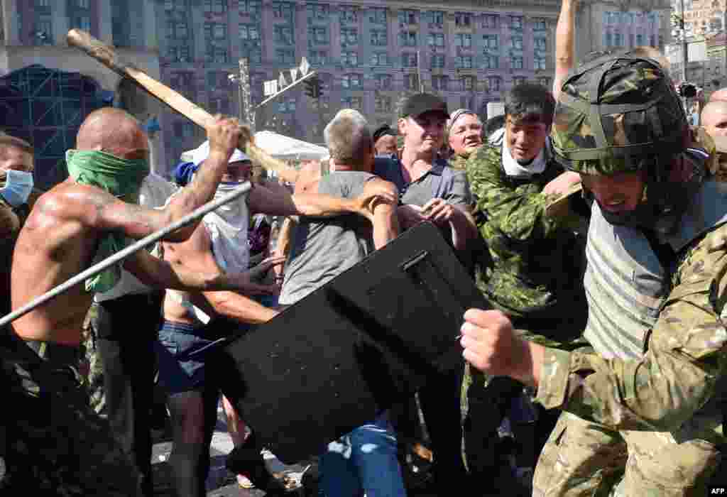 Activists clash with volunteer security forces on Independence Square.