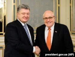 Ukrainian President Petro Poroshenko (left) poses with Rudy Giuliani during a meeting in Kyiv in November 2017.