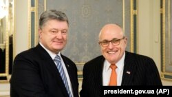 Украинаның бұрынғы президенті Петр Порошенко мен Руди Джулиани. Киев, 22 қараша 2017 жыл. 