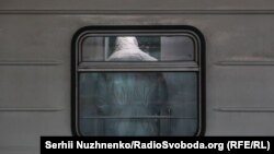 Обстеження пасажирів потяга «Чотири столиці», що прибув до Києва – фото