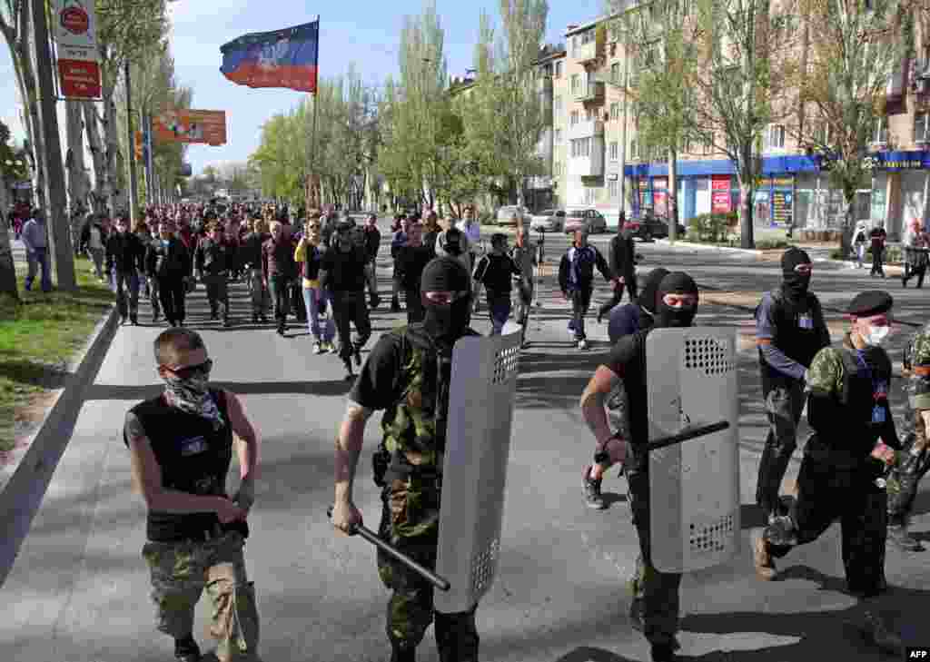 Проросійські активісти йдуть захоплювати телецентр у Донецьку, 27 квітня 2014 року