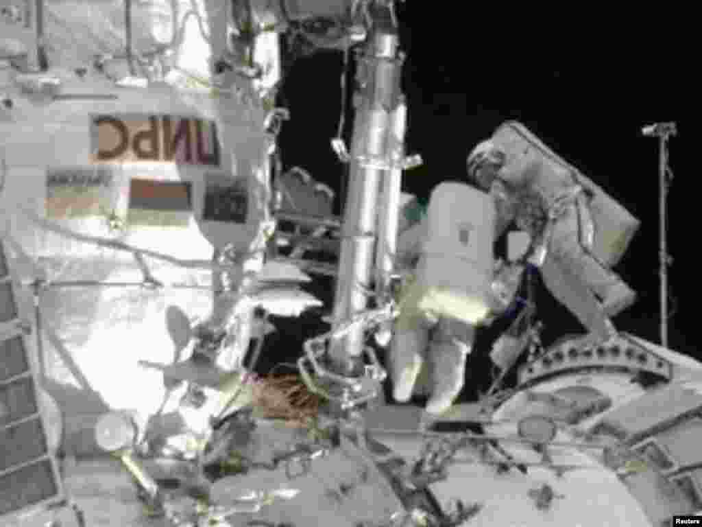 Rusiya kosmonavtları Beynəlxalq Kosmik Stansiyada a&ccedil;ıq səmada &ccedil;alışarkən. 26 fevral 2013