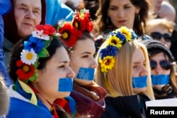 Кримчанки із заклеєними ротами беруть участь у проукраїнському мітингу, протестуючи проти утисків свободи преси в Криму, Сімферополь, 13 березня 2014 року