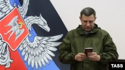 Александр Захарченко получает паспорт