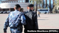 Астанада арнайы жасақ бейбіт митингіге шыққан адамды ұстап әкетіп барады.