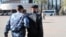 Астанада арнайы жасақ бейбіт митингіге шыққан адамды ұстап әкетіп барады.