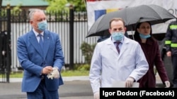 Președintele moldovean Igor Dodon (stânga) la ceremonia de primire a ajutoarelor umanitare din România. 7 mai 2020