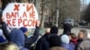 Люди стоять перед військовими Росії під час мітингу проти російської окупації. Херсон, 14 березня 2022 року