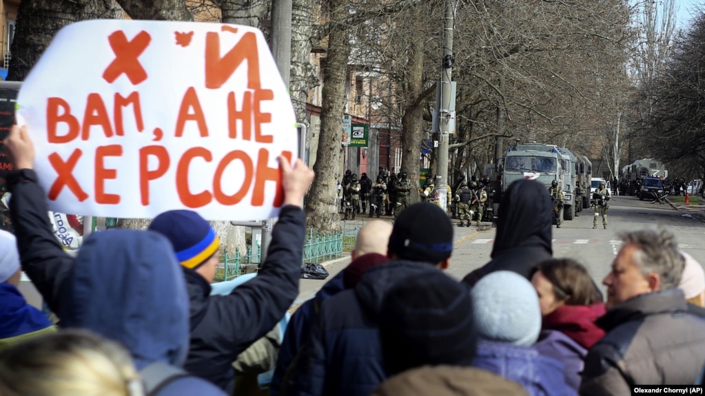 Проукраїнська акція в окупованому Херсоні у березні 2022 року. Зараз такі мітинги вже неможливі через переслідування