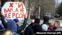 Люди стоять перед військовими Росії під час мітингу проти окупації. Херсон, 14 березня 2022 року