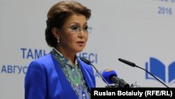 Дариға Назарбаева, парламент сенатының депутаты.
