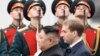 Liderul nord-coreean Kim Jong Un trece în revistă garda de onoare la ceremonia primirii sale în gara din Vladivostok, Orientul îndepărtat al Rusiei, 24 aprilie 2019