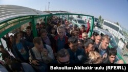 Очередь на границе Кыргызстана и Казахстана - люди ожидают досмотра, чтобы перейти на казахстанскую сторону. 13 октября 2017 года.