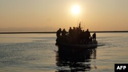 گروهی از پناهجویان در قایق آژانس ناظر بر مرزهای اتحادیه اروپا به جزیره لسبوس در یونان برده می‌شوند 