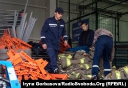 Погрузка одежды для пожарных